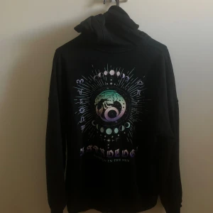 Oversized hoodie I storlek xs 💁🏽‍♀️ - Säljer min oversized hoodie i storlek xs men eftersom den är oversized så passar den både M/L💗💕 Knappt använd/ser ny ut 👌🏾 Hoodien är slutsålt överallt!