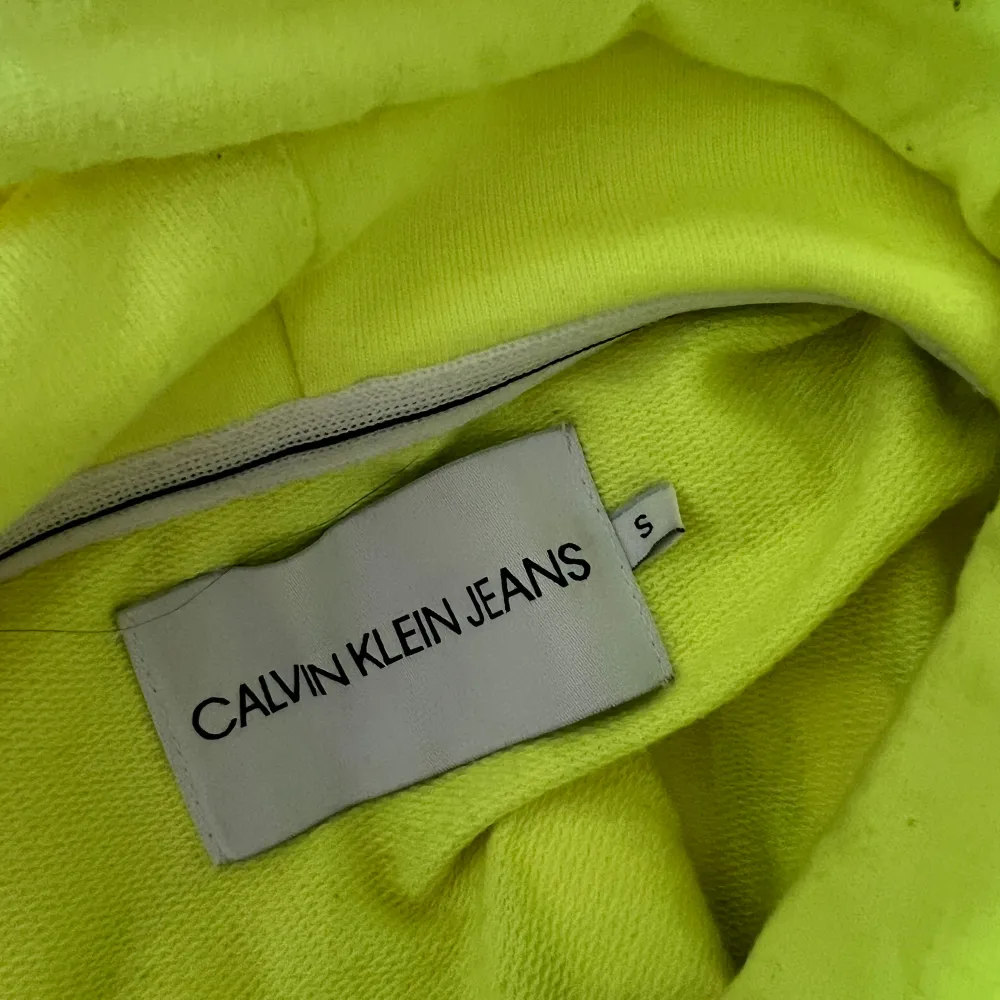 Neon gul calvin klein tröja i storlek Xs. Använd 1 gång, så inprincip som ny.  Nypris 1299, kom gärna med prisförslag. . Hoodies.