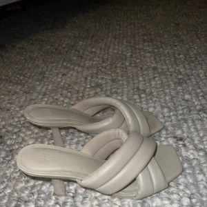 Öppna klackar - Väldigt bra skick, använt 1 gång. Beige/gråa Storlek 38, små i storleken. 