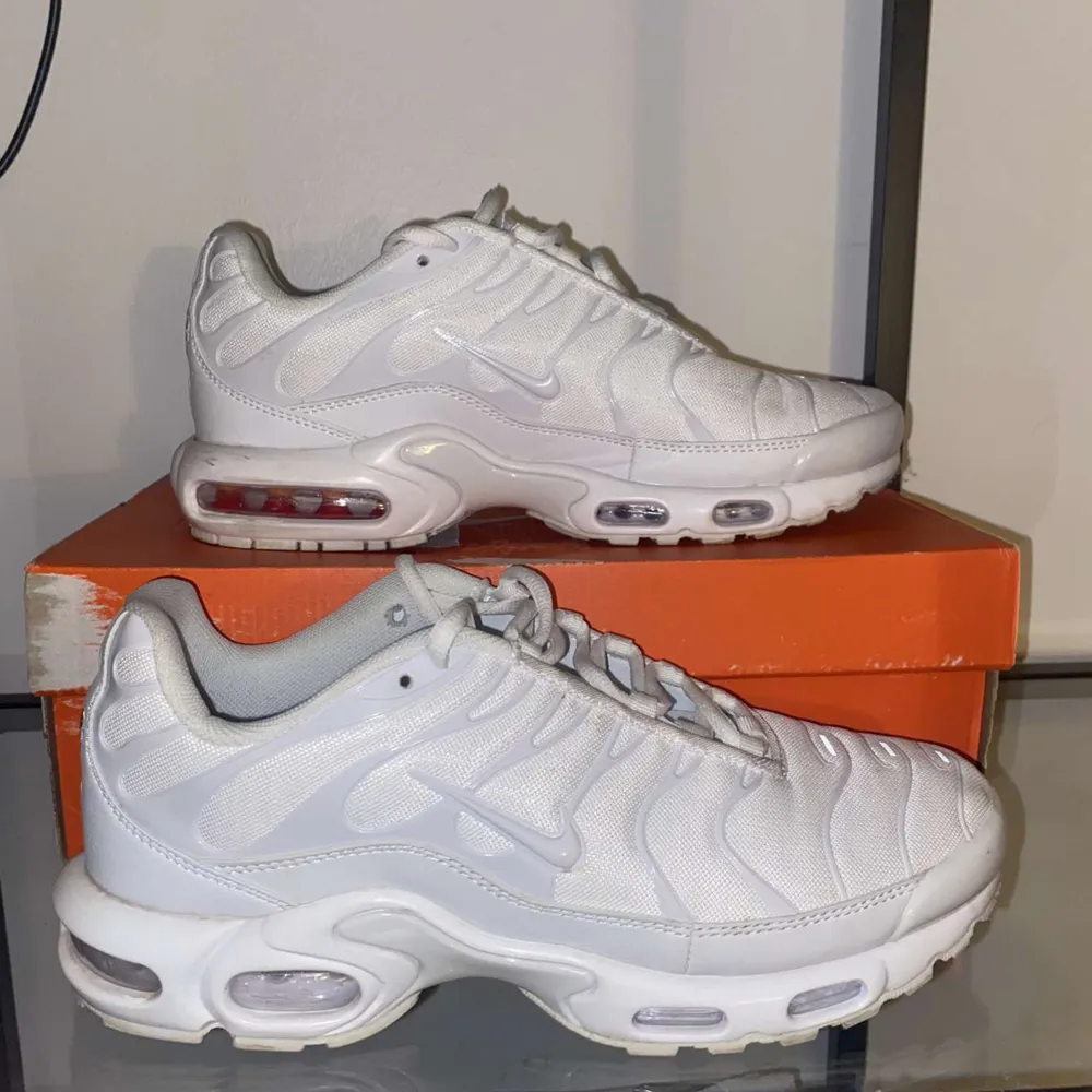 Vita Nike Air Max Plus Tn skor i ett super-skick🌟 Skorna är stilrena och passar perfekt nu till våren/sommaren. ☀️Skriv vid intresse eller eventuella funderingar!   TH.e Clothing 🗣️. Skor.