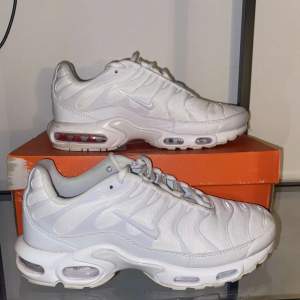 Vita Nike Air Max Plus Tn skor i ett super-skick🌟 Skorna är stilrena och passar perfekt nu till våren/sommaren. ☀️Skriv vid intresse eller eventuella funderingar!   TH.e Clothing 🗣️