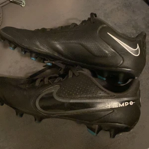 Nike tiempo skor  - Säljer dessa fotboll skor pga att dom är för små.  Nästan som nya någon liten skrapa ifram. Pris kan förhandlas. Köparn står för frakt.