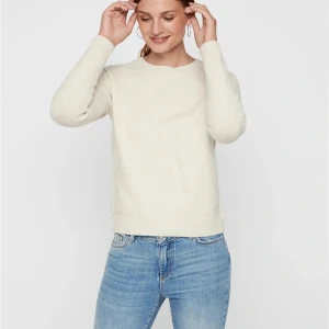 Vero moda stickad tröja - Fin stickad beige tröja från vero moda. Den har ganska mycket knottror men inga övriga ”defekter” dessa knottror kommer från när man tvättar tröjan. Men den är inte så använd. Nypris 249 kr. Skriv för mer information!