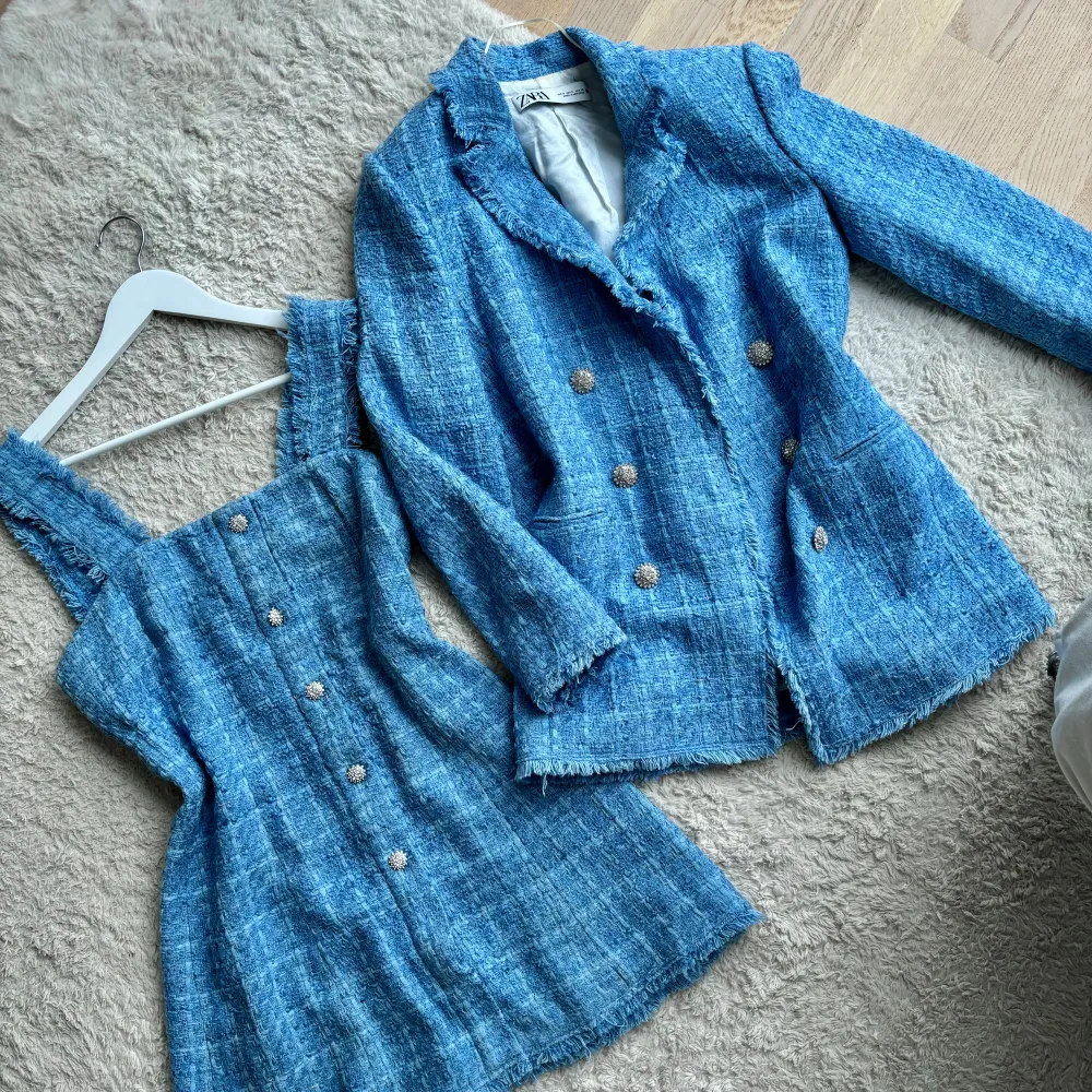 Världens finaste matchande set i tweed från zara!! 💙 Klänning & Blazer kavaj. Färgen är vackert blå med silver knappar.  Köpt nytt för totalt 1600kr. . Kostymer.