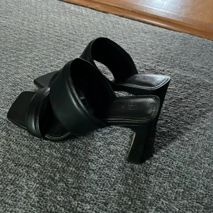 Svarta klackar  - Superfina medelklackade skor ifrån HM endast använda 1 gång Orginalpris:300 Strl:36