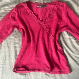 Vinröd topp med spetsdetaljer  - En vinröd mjuk tröja från Kappahl med spetsdetaljer på framsidan. Köpt secondhand och inga defekter. Skriv om du har några frågor! Skriv också innan du köper ❤️