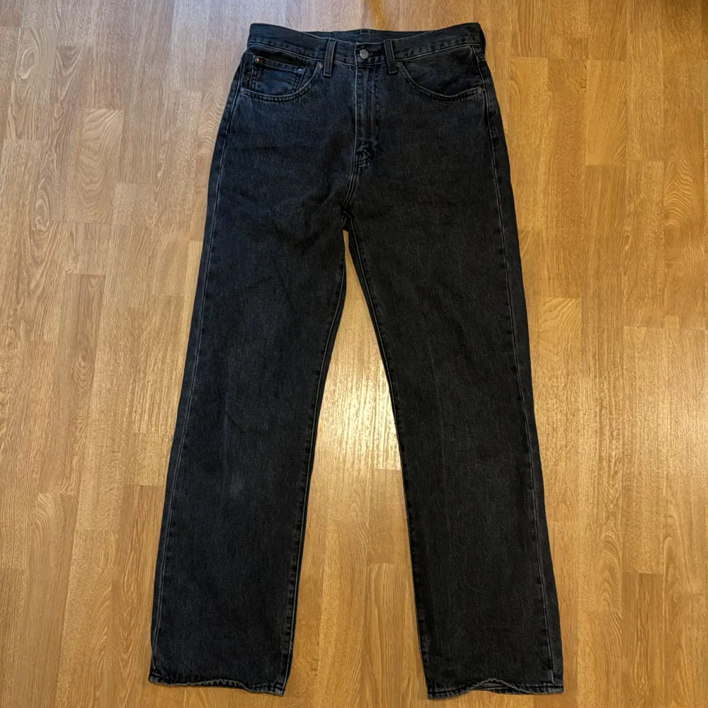 Svarta Levis 50s Straight storlek 31 32. Jeans & Byxor.