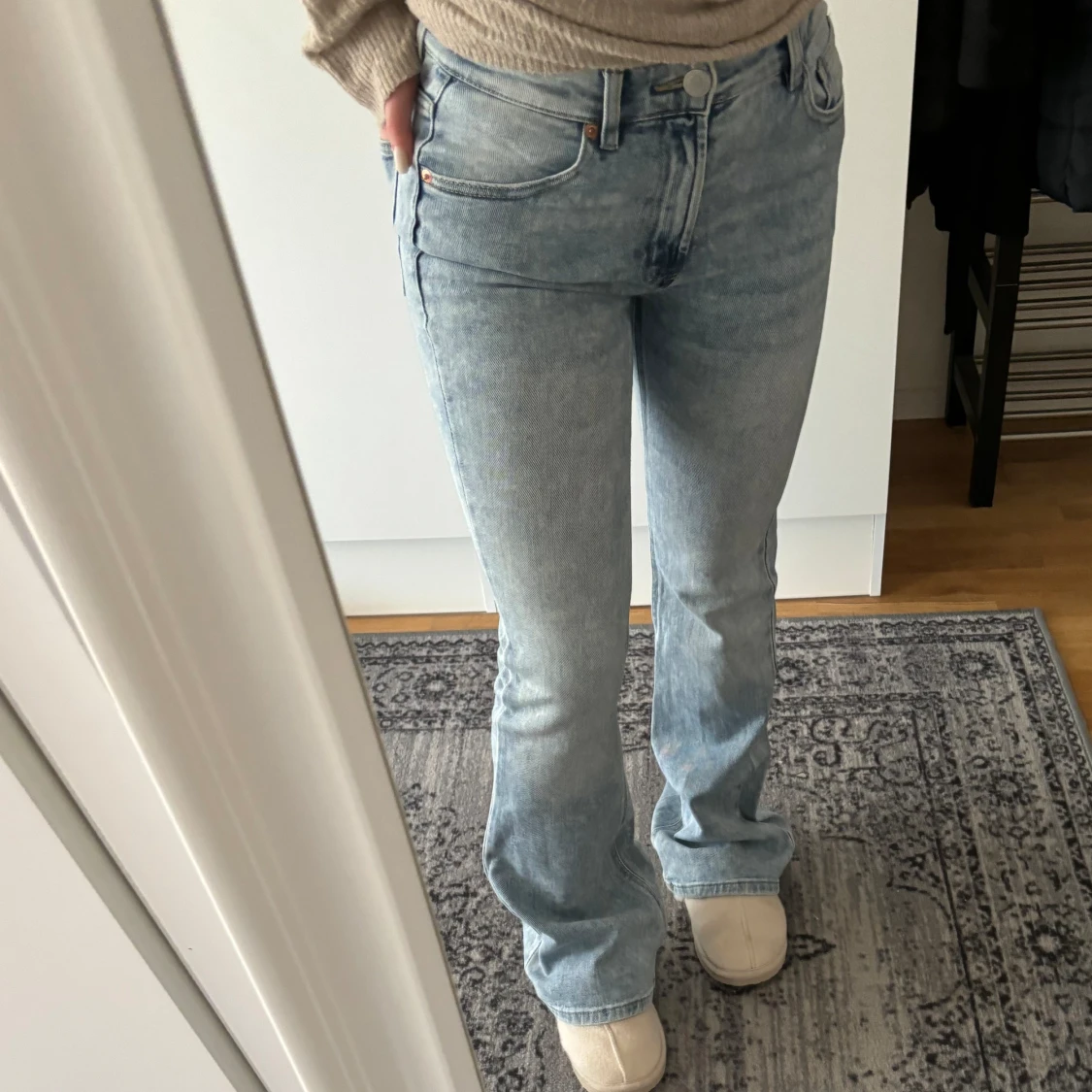 blå utsvängda jeans 