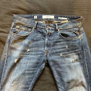 Ett par Replay jeans i storlek 32 med passformen ”grover” vilket är en straight fit smed lite stretch. Vädligt fina jeans, men känner att stilen inte var något för mig.  Nypris runt 1600kr