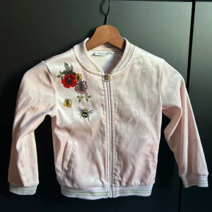 Barnjacka med broderier - Rosa jacka i ”sammet” med broderier Storlek 122/128