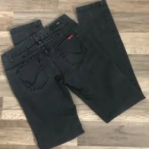 Ett par så fina lågmidjade jeans med detaljer på fickorna 😄 Dom är 37 cm i midjan och innerbenslängden är 80 cm.