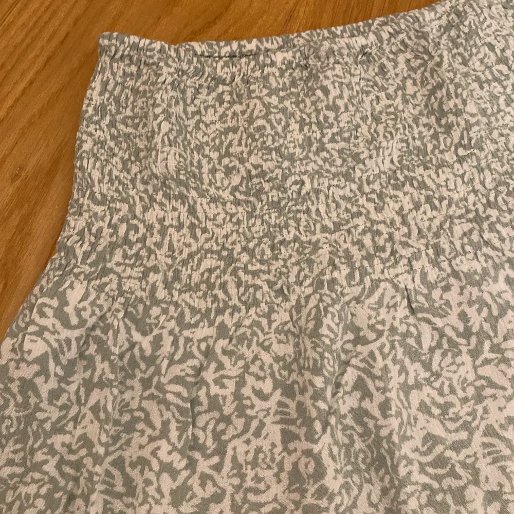 Så härlig sommar kjol som även kan bli använd som en klänning💚🙏🏼 Använd fåtal gånger men inga defekter, säljs då den är för kort på mig som är 163, den är 80 cm lång, passar S-L. Kjolar.