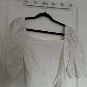 Topp - Supersöt topp med puffärmar  Storlek xs/s Frakt ingår ej! Använd en gång