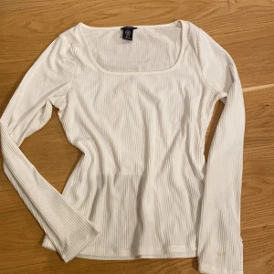 Vit tröja🩵 - Sommrig vit tröja från Lindex🤍Använd fåtal gånger men inga defekter🌟 köpt för 299kr men säljs för 150kr
