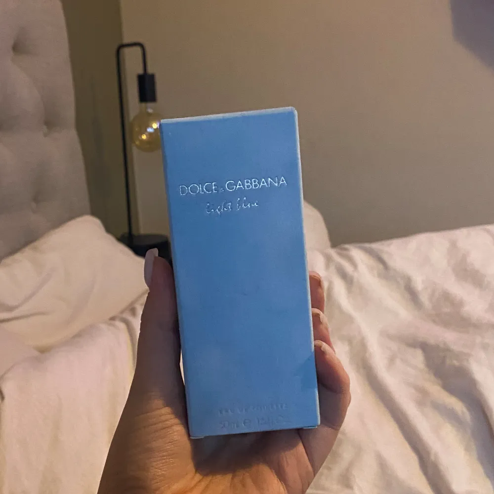 Light blue från dolce & Gabbana 50 ml.  En oanvänd citrus parfym , fräsch till sommaren . Aldrig använd . Nypris ca 400-500kr. . Accessoarer.