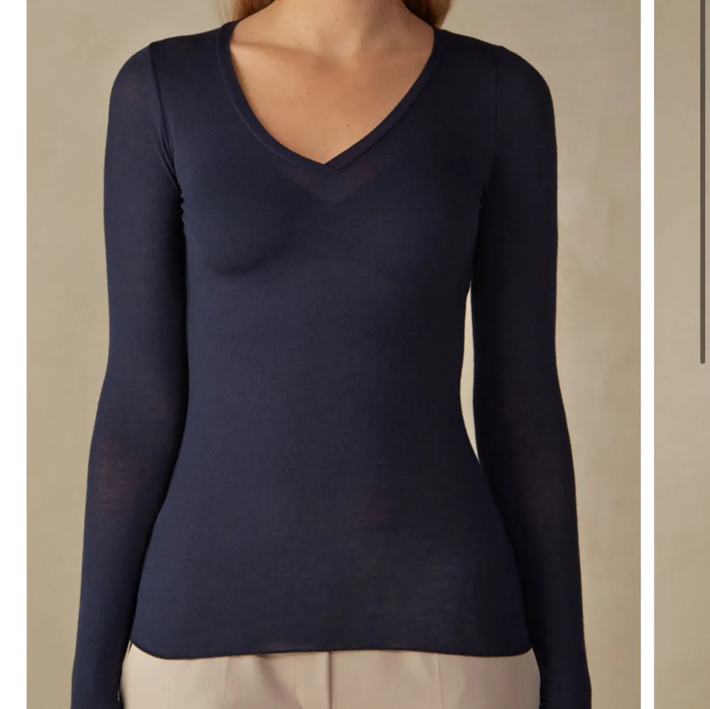 En v ringad marin blå tröja från intimissimi. Använd 3-4 gånger Max. Säljer för 179 ny pris 449. Toppar.
