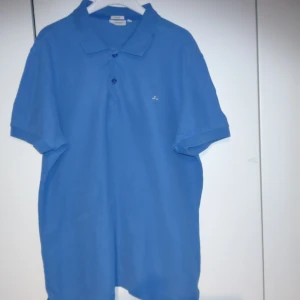 J.Lindberg  - Säljer denna j.lindeberg pikè i storlek S. Den är i bra skick utöver en väldigt liten slitning på ett ställe Kolla bild 2 som knappt syns om man har på sig den och ett litet hål vid armen. Kan gå ner i pris vid snabb affär. Hör av er vid funderingar.