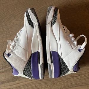 Air Jordan 3 - Vita/lila, endast använda 1 gång under knappt nån timme 