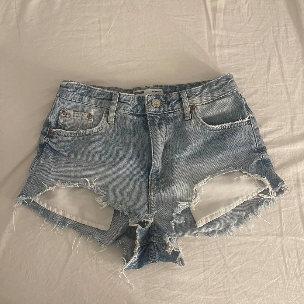 Säljer ett par jeans shorts ifrån bershka! Modellen är highwaist men skulle säga att de sitter som midwaist! Super fina, perfekt till sommaren!💕💕. Shorts.