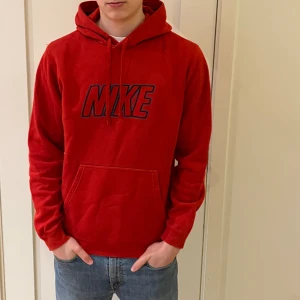 Nike hoodie - En röd Nike hoodie i storlek medium M. Kvaliten är bra.