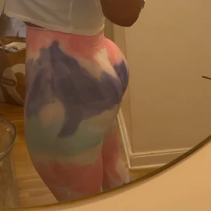 Xshapes DYE leggings med scrunch  - Som ni ser sitter dom som ett smäck😍 Har använt dom som Max 3 gånger. Nyskick  Har så mycket tränings tights så rensar 