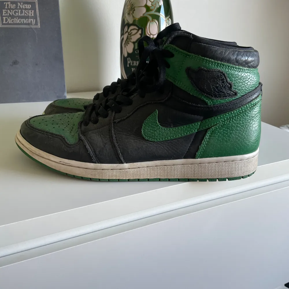 Hej! Säljer mina Jordan 1 high (pine green). Har ej används på nästan 1 år därför säljer de. Dem är fortfarande i väldigt bra skick. Skorna saknar original box och är i stl 44. . Skor.