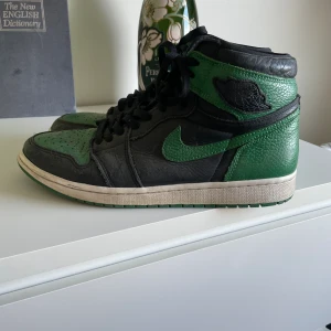 Jordan 1  - Hej! Säljer mina Jordan 1 high (pine green). Har ej används på nästan 1 år därför säljer de. Dem är fortfarande i väldigt bra skick. Skorna saknar original box och är i stl 44. 