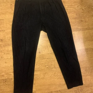 Lavage fonce ullbyxor  - Väldigt fina och sköna ullbyxor med subtila kritstrecksränder. En av designern till filippa K  Storlek S (46) passar mig som är 180cm och 74kg. Passar nog ännu bättre om du är lite kortare. Riktigt riktigt snygg casual fit men ändå rätt formal 