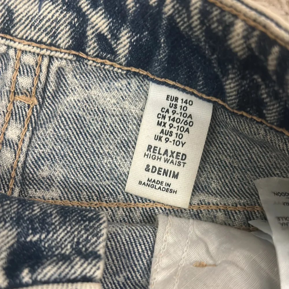 Säljer dessa helt oanvända jeans shorts som går att spänna in i midjan. Shorts.