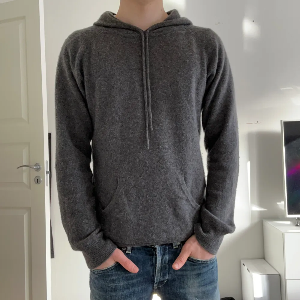 Tjena! Säljer nu min riktigt schyssta och eftertraktade davida cashmere hoodie i färgen grå. Storlek S och är i mycket bra skick. Tveka inte på att höra av er vid frågor eller funderingar! finns inga stora defekter, ett minihål som inte syns vid anvä. Skjortor.