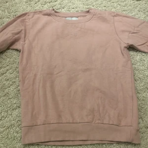 Råsa college tröja🩷 - Använd en gång säljer då den är för liten,tvättas innan den skickas🩷