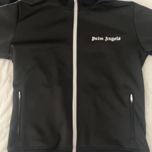 Palm Angels Zip STEAL - Äkta Palm angels zip säljs då jag inte använder den. Använt den lite förra sommaren så skicket är 8/10 Priset går att diskutera kom gärna med bud. 