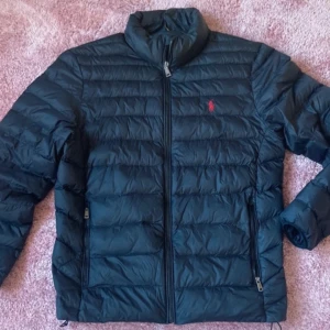Ralph Lauren Jacka - Ralph Lauren jacka i väldigt bra skick köpt från Zalando för 3500kr