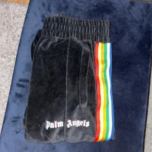 Palm angels byxor - Säljer nu dessa unika Palm Angels byxor i strl S byxorna passar även de som rockar M då de är lite längre i benen, 100% äkta använt i nytt skick inga defekter eller hål på byxorna