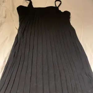 Säljer denna klänning den e kort i storlek xs
