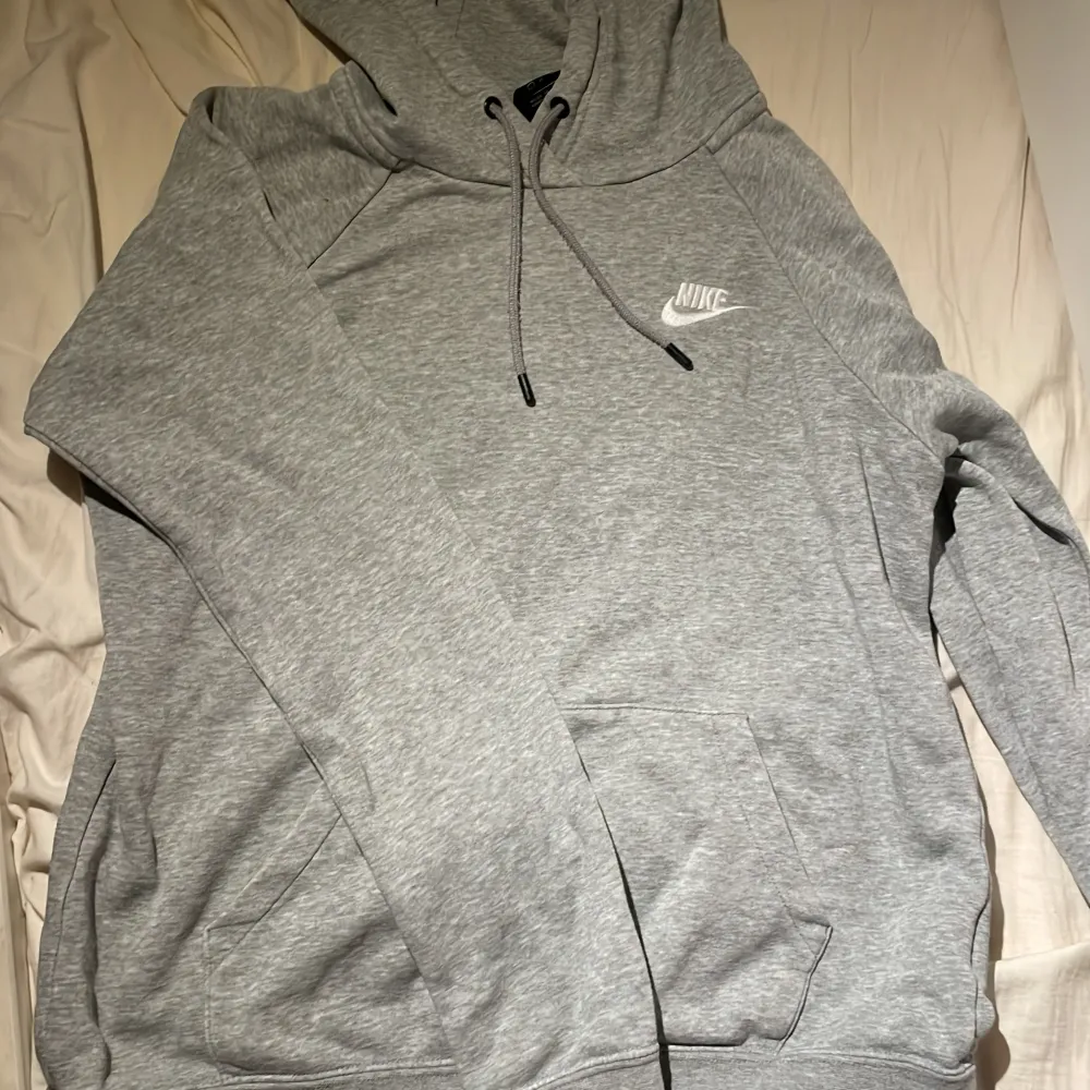 Säljer denna Nike hoodie i storlek xs . Tröjor & Koftor.