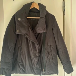 Jacka zara - Sååå snygg jacka som passar bra nu till våren. Asymmetrisk dragkedja med såå snygg krage. Älskar verkligen men är lite för liten för mig😔😔