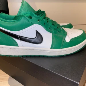 Jordan 1 low - Jordan 1 low Pine Green storlek 47. Använda ett fåtal gånger eftersom de är lite små på mig. Mycket gott skick. Kan skicka fler bilder om det önskas. Original låda följer med. Pris kan diskuteras, kanske skickar med en snusdosa vid smidig affär ;). 