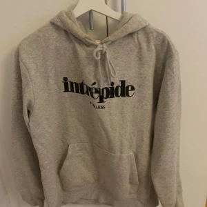 Hoodie - Grå hoodie som inte är mycket använd storlek S men är ganska stor