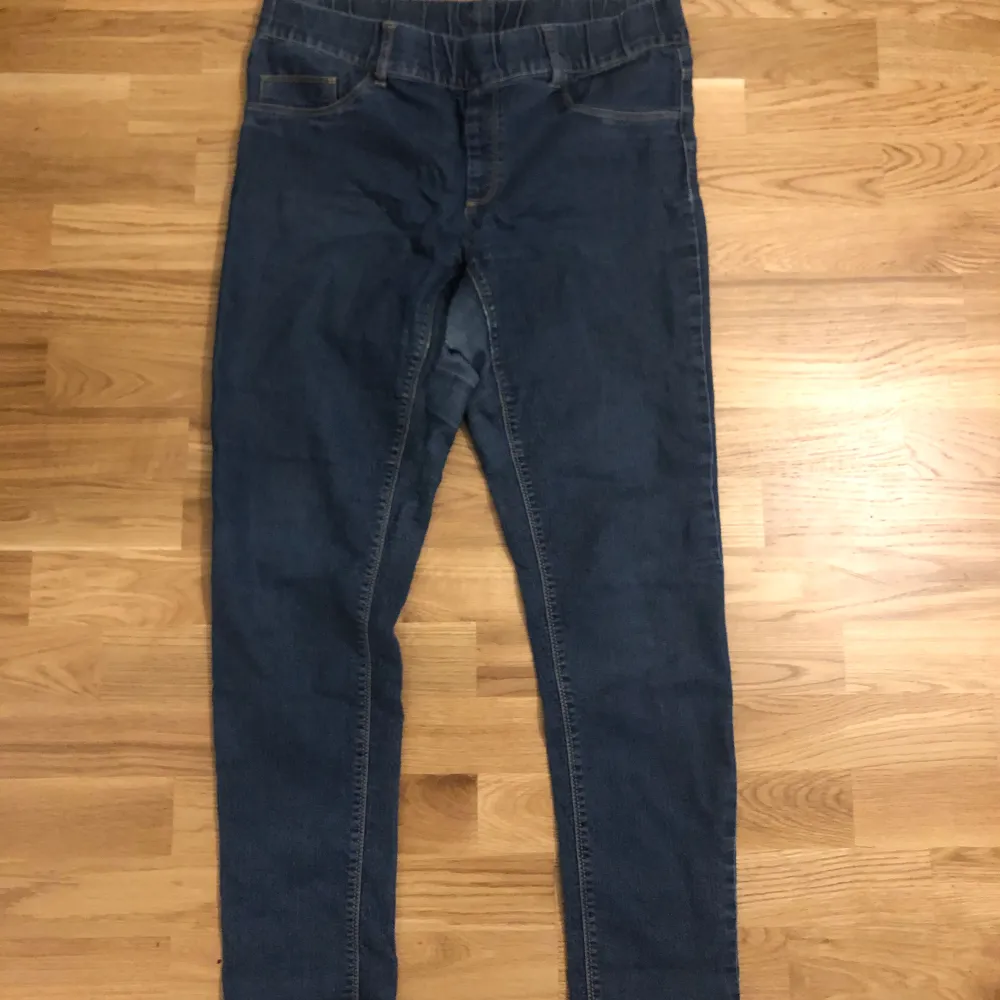 Säljer dessa skinny jeans från Kappahl i storlek 42 (L). Har använts ett fåtal gånger men är fortfarande i bra skick. (Se bild 3 för de små hålen mellan benen) 💕💗💋. Jeans & Byxor.