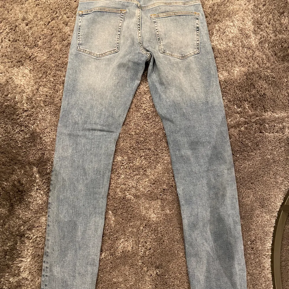 Tjena! Säljer ett par J.Lindeberg jeans i storlek 31/32 jeansen är ljusblåa och bara använda några gånger. Jeansen har passformen slim fit. Ny pris på jeansen är ca 1500kr hör av er vid fler frågor eller bilder. MVH Valter . Jeans & Byxor.