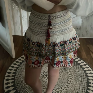 Zara kjol xs  - Jätte fin eftertraktad zara kjol, i strlk Xs i bra skick använd ca 5 ggr säljs inte längre 