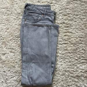 Low waist jeans, straight gråa från Bik bok. Knappt användna, nypris 699kr. 
