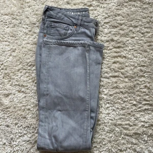 Low waist jeans, straight - Low waist jeans, straight gråa från Bik bok. Knappt användna, nypris 699kr. 