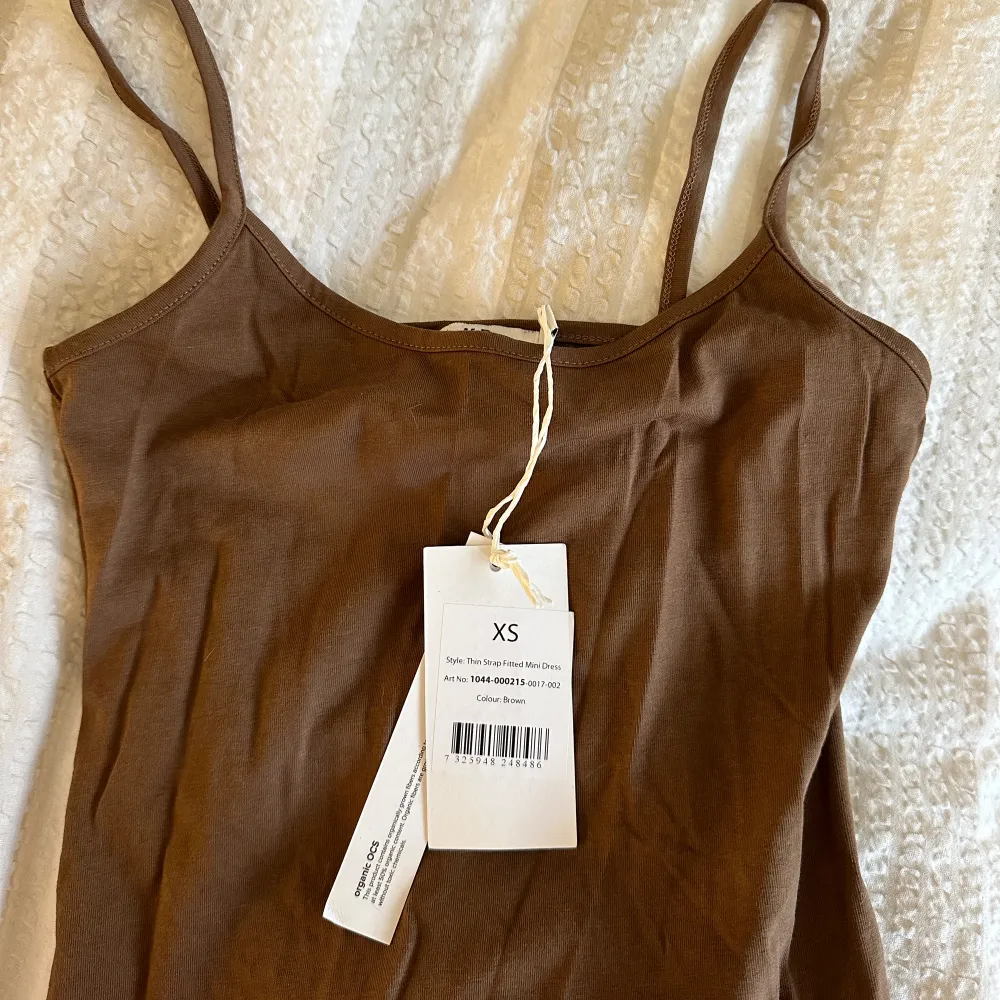 Säljer denna miniklänning som är helt oanvänd från NA-KD. Storlek xs men passar även S då den är i stretch. Superfin brun kall färg. Köpt för 250kr säljer för 100kr via ”köp nu”🩷. Klänningar.