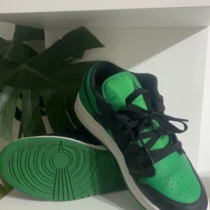 Jordan 1 grön - Grön/svarta jordan 1 i storlek 39. 