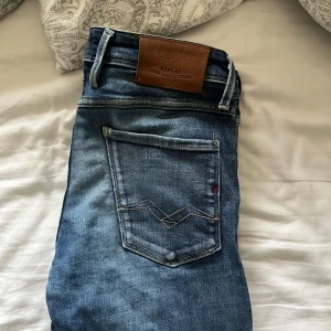 Replay jeans - Jeansen är i mycket fint skick och passar dig som är mellan 175-185
