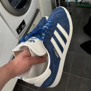 Adidas gazelle - Säljer mina sköna adidas gazelle i storlek 43 1/3. Sjukt snygga skor som funkar till allt. De passar 42-43. Avgör skicket utifrån bilderna🙌. Bud från 499