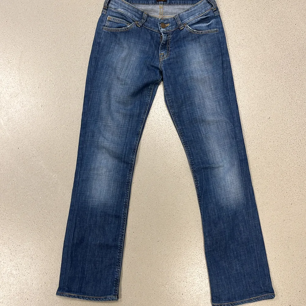 Jättesnygga Lee jeans låg midja, utsvängda helt oanvända. Storlek W 29 L 33 hon i bilden är 165cm. . Jeans & Byxor.