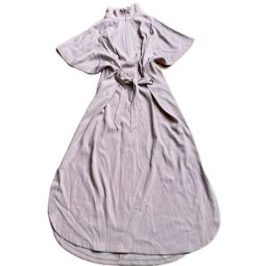 Vintage klänning från Filippa K, 2000-tal Beige nude med zip up-krage och avtagbart skärp i öljetter Midilängd